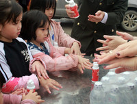 [ẢNH] Người dân Hạ Mỗ hứng khởi nhận 1.600 chai nước rửa tay khô miễn phí