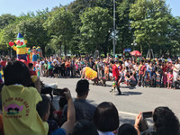 Phố đi bộ Hồ Gươm sôi động cùng màn diễu hành của các nghệ sỹ xiếc