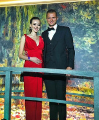 [ẢNH] Cô vợ xinh lung linh của tuyển thủ Nga 