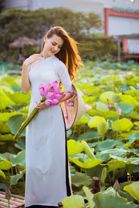 [Ảnh] Dân mạng mê mẩn với bộ ảnh của cô gái Tây chụp bên đầm sen