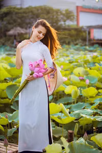 [Ảnh] Dân mạng mê mẩn với bộ ảnh của cô gái Tây chụp bên đầm sen