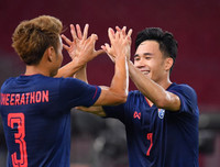 [ẢNH] Tự tin thái quá, HLV Indonesia chỉ biết ôm mặt khi thua đậm Thái Lan