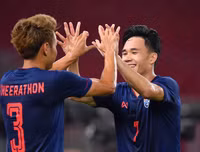 [ẢNH] Tự tin thái quá, HLV Indonesia chỉ biết ôm mặt khi thua đậm Thái Lan