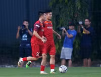 [ẢNH] Đoàn Văn Hậu và Trọng Hoàng tập riêng, phát tín hiệu lạc quan với thầy Park