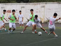 [ẢNH] Nhận 2 thẻ đỏ, THPT Vinschool đánh rơi chiến thắng