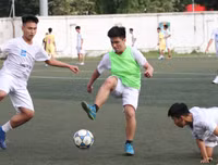 [ẢNH] Nhận 2 thẻ đỏ, THPT Vinschool đánh rơi chiến thắng