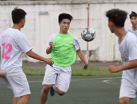 [ẢNH] Nhận 2 thẻ đỏ, THPT Vinschool đánh rơi chiến thắng