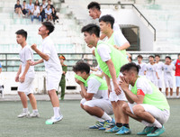 [ẢNH] Nhận 2 thẻ đỏ, THPT Vinschool đánh rơi chiến thắng