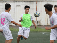 [ẢNH] Nhận 2 thẻ đỏ, THPT Vinschool đánh rơi chiến thắng