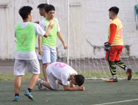 [ẢNH] Nhận 2 thẻ đỏ, THPT Vinschool đánh rơi chiến thắng