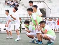 [ẢNH] Nhận 2 thẻ đỏ, THPT Vinschool đánh rơi chiến thắng