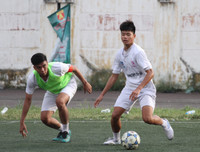 [ẢNH] Nhận 2 thẻ đỏ, THPT Vinschool đánh rơi chiến thắng