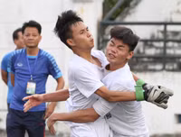 [ẢNH] Nhận 2 thẻ đỏ, THPT Vinschool đánh rơi chiến thắng