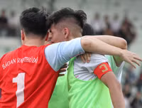 [ẢNH] Nhận 2 thẻ đỏ, THPT Vinschool đánh rơi chiến thắng