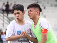 [ẢNH] Nhận 2 thẻ đỏ, THPT Vinschool đánh rơi chiến thắng