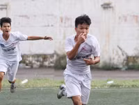 [ẢNH] Nhận 2 thẻ đỏ, THPT Vinschool đánh rơi chiến thắng