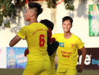 [ẢNH] Cầu thủ THPT Đống Đa công kênh HLV sau chiến thắng nghẹt thở