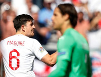 [ẢNH] Harry Maguire phấn khởi khoác lên mình màu áo M.U