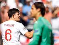 [ẢNH] Harry Maguire phấn khởi khoác lên mình màu áo M.U