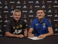 [ẢNH] Harry Maguire phấn khởi khoác lên mình màu áo M.U