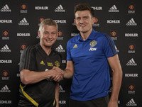 [ẢNH] Harry Maguire phấn khởi khoác lên mình màu áo M.U