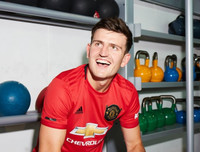 [ẢNH] Harry Maguire phấn khởi khoác lên mình màu áo M.U
