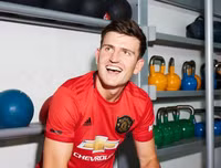 [ẢNH] Harry Maguire phấn khởi khoác lên mình màu áo M.U