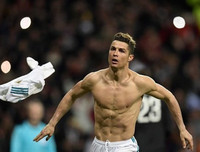 [ẢNH] Ronaldo khoe cơ bắp hoàn hảo sau khi lóe sáng đưa Real vào bán kết