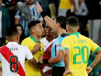 [ẢNH] Ghi bàn và kiến tạo, Jesus khóc như đứa trẻ khi bị đuổi khỏi sân