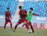 [ẢNH] HLV Park vui vẻ gặp lại thầy cũ Guus Hiddink, sẵn sàng đấu U22 Trung Quốc