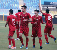 [ẢNH] HLV Park vui vẻ gặp lại thầy cũ Guus Hiddink, sẵn sàng đấu U22 Trung Quốc