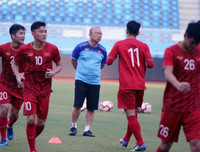 [ẢNH] HLV Park vui vẻ gặp lại thầy cũ Guus Hiddink, sẵn sàng đấu U22 Trung Quốc