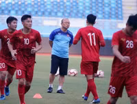 [ẢNH] HLV Park vui vẻ gặp lại thầy cũ Guus Hiddink, sẵn sàng đấu U22 Trung Quốc