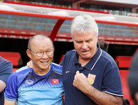 [ẢNH] HLV Park vui vẻ gặp lại thầy cũ Guus Hiddink, sẵn sàng đấu U22 Trung Quốc