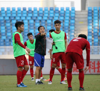 [ẢNH] HLV Park vui vẻ gặp lại thầy cũ Guus Hiddink, sẵn sàng đấu U22 Trung Quốc