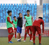 [ẢNH] HLV Park vui vẻ gặp lại thầy cũ Guus Hiddink, sẵn sàng đấu U22 Trung Quốc