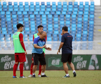 [ẢNH] HLV Park vui vẻ gặp lại thầy cũ Guus Hiddink, sẵn sàng đấu U22 Trung Quốc