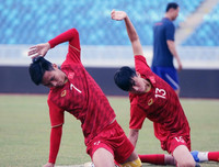 [ẢNH] HLV Park vui vẻ gặp lại thầy cũ Guus Hiddink, sẵn sàng đấu U22 Trung Quốc