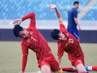 [ẢNH] HLV Park vui vẻ gặp lại thầy cũ Guus Hiddink, sẵn sàng đấu U22 Trung Quốc