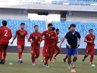 [ẢNH] HLV Park vui vẻ gặp lại thầy cũ Guus Hiddink, sẵn sàng đấu U22 Trung Quốc