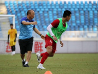 [ẢNH] HLV Park vui vẻ gặp lại thầy cũ Guus Hiddink, sẵn sàng đấu U22 Trung Quốc