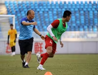 [ẢNH] HLV Park vui vẻ gặp lại thầy cũ Guus Hiddink, sẵn sàng đấu U22 Trung Quốc