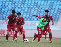 [ẢNH] HLV Park vui vẻ gặp lại thầy cũ Guus Hiddink, sẵn sàng đấu U22 Trung Quốc