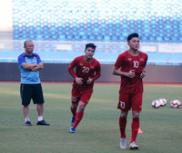 [ẢNH] HLV Park vui vẻ gặp lại thầy cũ Guus Hiddink, sẵn sàng đấu U22 Trung Quốc