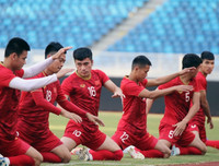 [ẢNH] HLV Park vui vẻ gặp lại thầy cũ Guus Hiddink, sẵn sàng đấu U22 Trung Quốc