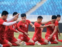 [ẢNH] HLV Park vui vẻ gặp lại thầy cũ Guus Hiddink, sẵn sàng đấu U22 Trung Quốc