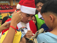 [ẢNH] Duy Mạnh, Đức Huy hóa thân ông già Noel tặng quà các em nhỏ