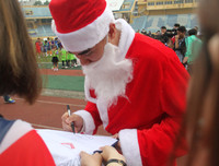 [ẢNH] Duy Mạnh, Đức Huy hóa thân ông già Noel tặng quà các em nhỏ