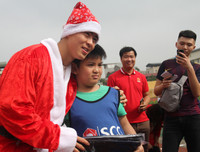 [ẢNH] Duy Mạnh, Đức Huy hóa thân ông già Noel tặng quà các em nhỏ