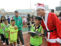 [ẢNH] Duy Mạnh, Đức Huy hóa thân ông già Noel tặng quà các em nhỏ